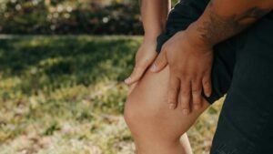 Man met last van zijn hamstring, hamstringblessure
